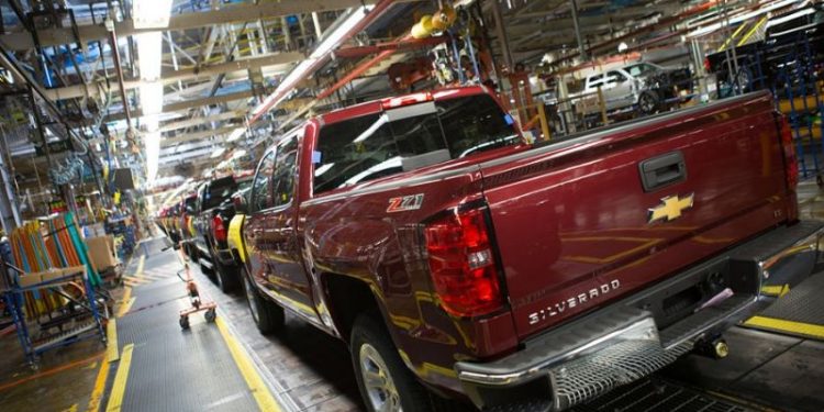 Retrasa Trump al de 2 abril aranceles a automóviles fabricados en México y Canadá