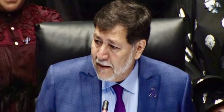 Fernández Noroña rompe en llanto al recordar a su abuela en el marco del #8M