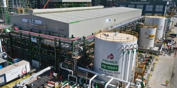 Senado aprueba reformas para aligerar la carga fiscal de Pemex