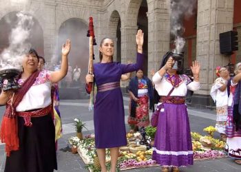 #8M Entregan mujeres indígenas Bastón de Mando a Sheinbaum; le desean “¡Mucha Fuerza!”