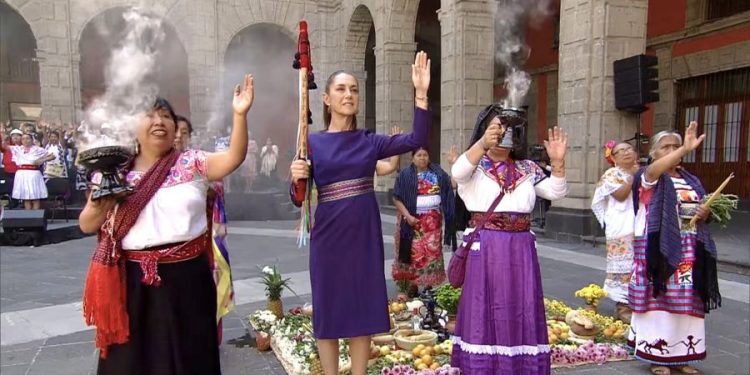 #8M Entregan mujeres indígenas Bastón de Mando a Sheinbaum; le desean “¡Mucha Fuerza!”