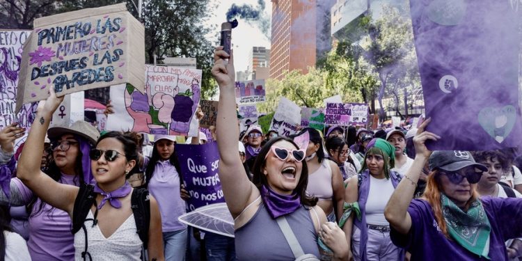 8M “Oye Claudia, no llegamos todas”, gritan mujeres en el Zócalo a Sheinbaum en el Día Internacional de la Mujer