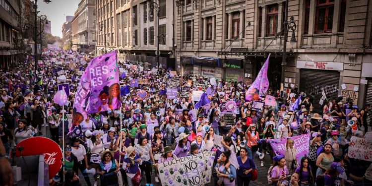 Más de 200 mil mujeres participan en manifestación para conmemorar el #8M en la CDMX; el saldo fue blanco