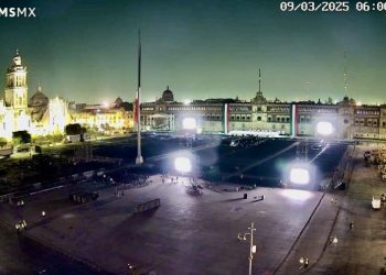 Quitan vallas de Palacio Nacional y llegan primeros asistentes a asamblea informativa en el Zócalo