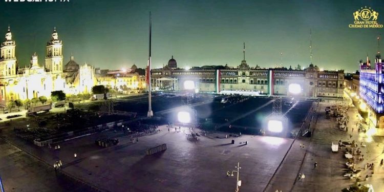 Quitan vallas de Palacio Nacional y llegan primeros asistentes a asamblea informativa en el Zócalo