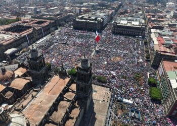 Más de 350 mil personas asisten a la asamblea de Sheinbaum en el Zócalo