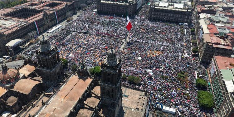 Más de 350 mil personas asisten a la asamblea de Sheinbaum en el Zócalo