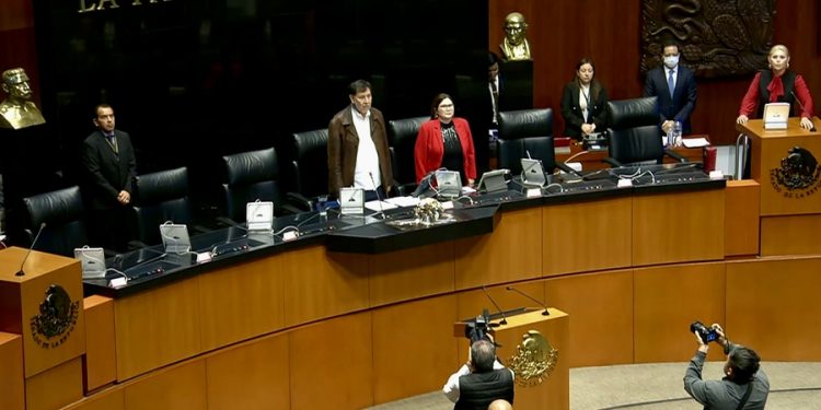 Senado guarda minuto de silencio por fallecidos en accidente carretero en Oaxaca