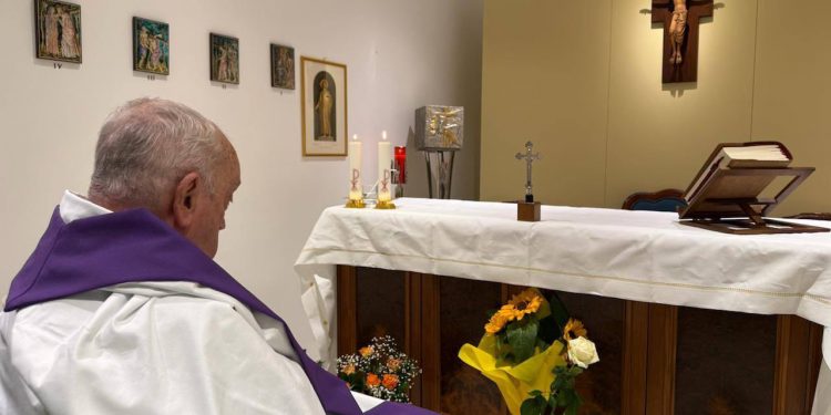 Difunde Vaticano primera foto del Papa Francisco desde su hospitalización