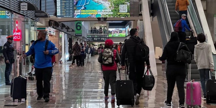 Designan al almirante Juan José Padilla Olmos como nuevo director del AICM