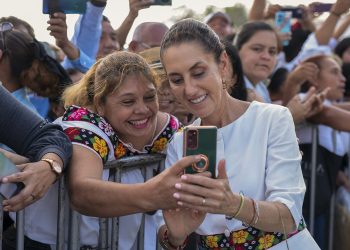 Hackean celular de Sheinbaum tras extradición de 29 narcotraficantes a EU