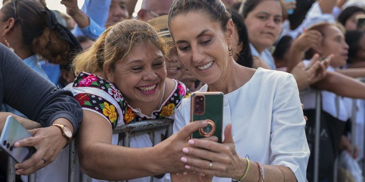 Hackean celular de Sheinbaum tras extradición de 29 narcotraficantes a EU