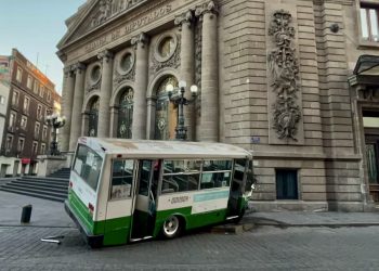 Se impacta microbús contra escaleras del Congreso de la Ciudad de México