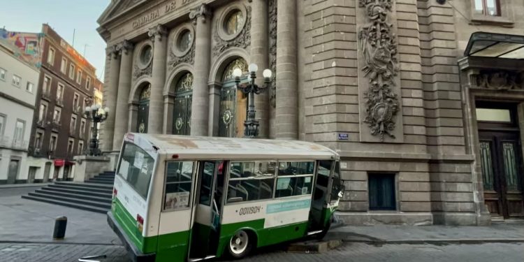 Se impacta microbús contra escaleras del Congreso de la Ciudad de México