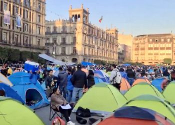 Maestros de la CNTE se instalan en plantón en el Zócalo por Ley del ISSSTE