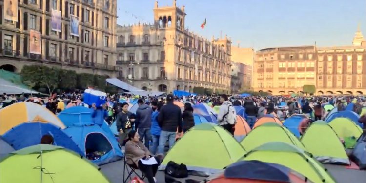 Maestros de la CNTE se instalan en plantón en el Zócalo por Ley del ISSSTE