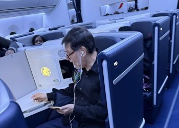 Gerardo Fernández Noroña, presidente del Senado, viaja a París en Business Clase