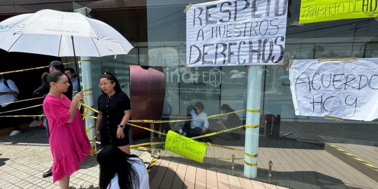 “Se cumplirá con lo que diga la ley”, Sheinbaum ante protestas de trabajadores del INAI