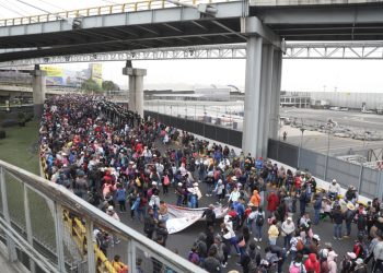 Bloquean integrantes de la CNTE accesos a la Terminal 1 y 2 del AICM; caos vial en Circuito Interior