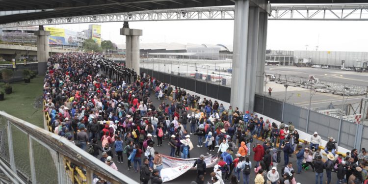 Bloquean integrantes de la CNTE accesos a la Terminal 1 y 2 del AICM; caos vial en Circuito Interior