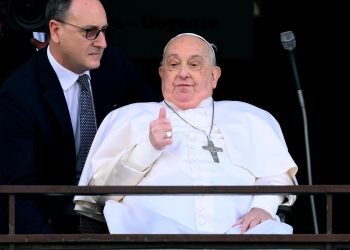 Papa Francisco aparece en público y abandona el hospital