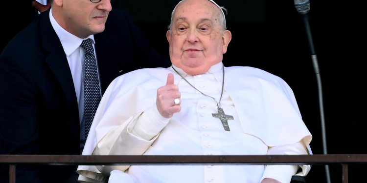 Papa Francisco aparece en público y abandona el hospital