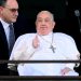 Papa Francisco aparece en público y abandona el hospital