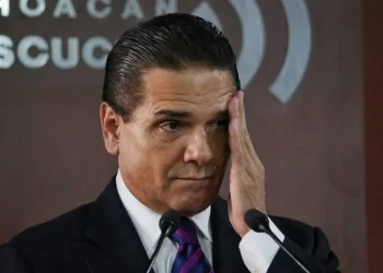 Silvano Aureoles es buscado en todo el mundo, tiene ficha roja de Interpol: Ramírez Bedolla