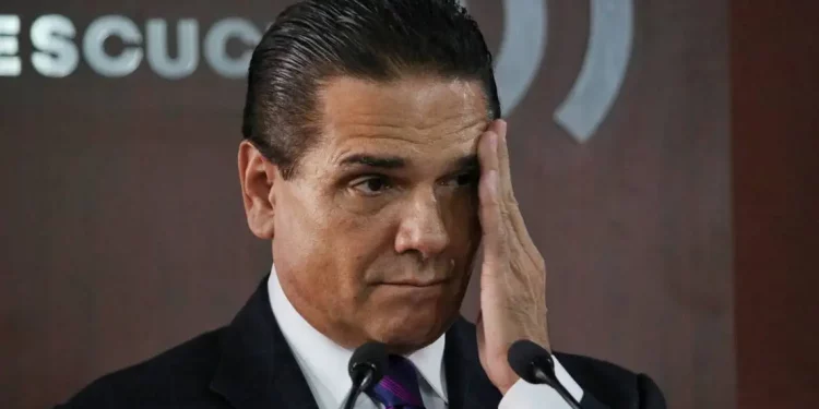 Silvano Aureoles es buscado en todo el mundo, tiene ficha roja de Interpol: Ramírez Bedolla