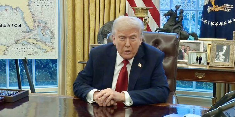 Impone Trump aranceles de 25% a autos que no se fabriquen en EU