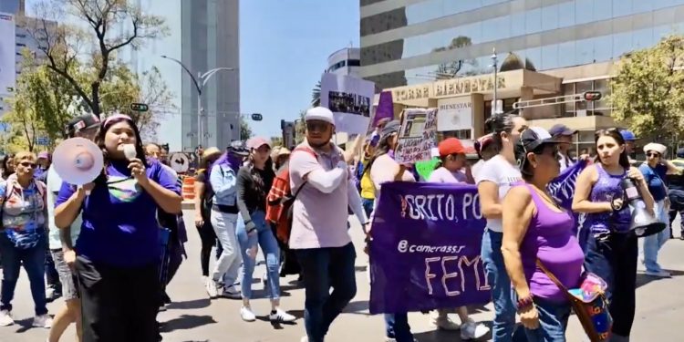 Exigen mujeres quitarle fuero a Cuauhtémoc Blanco; marchan en CdMx