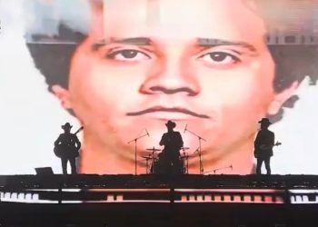 Banda Los Alegres del Barranco proyecta imágenes de “El Mencho” durante concierto en Zapopan