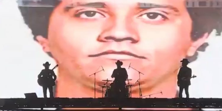 Banda Los Alegres del Barranco proyecta imágenes de “El Mencho” durante concierto en Zapopan