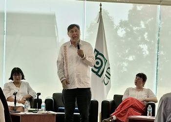 Reprochan estudiantes del CIDE a Fernández Noroña declaraciones sobre Teuchitlán; senador interrumpe abruptamente conferencia