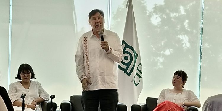 Reprochan estudiantes del CIDE a Fernández Noroña declaraciones sobre Teuchitlán; senador interrumpe abruptamente conferencia