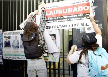 Clausuran simbólicamente colectivos de familiares de desaparecidos las instalaciones del Senado