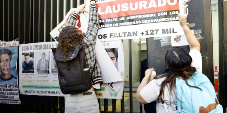 Clausuran simbólicamente colectivos de familiares de desaparecidos las instalaciones del Senado