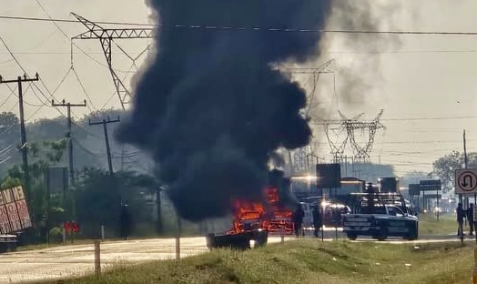Quema de vehículos en carretera Villahermosa-Coatzacoalcos por detención de criminal