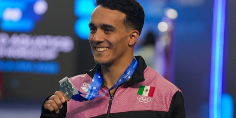 Gana Juan Celaya tercera medalla de plata para México en el Mundial de Clavados