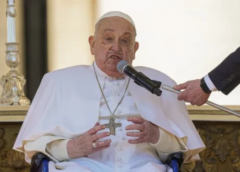 El Papa hace una aparición sorpresa en plaza de San Pedro, ora por médicos y enfermeras