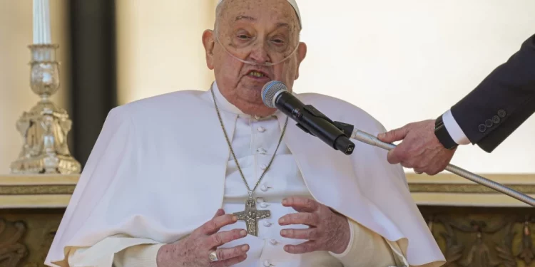 El Papa hace una aparición sorpresa en plaza de San Pedro, ora por médicos y enfermeras