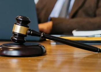 Senador Ramírez Acuña alerta en Europa sobre riesgos de independencia judicial en México; Noroña lo descalifica