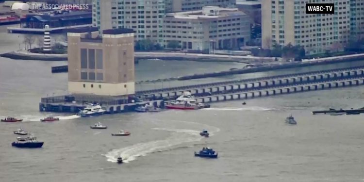 Muere directivo de Siemens con su familia en helicóptero que se estrella en río Hudson de Nueva York