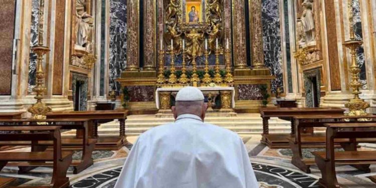 Papa Francisco hace visita sorpresa a Santa María la Mayor