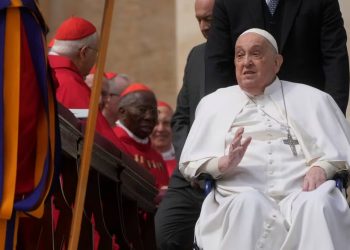 Papa Francisco aparece en la Basílica de San Pedro durante el Sábado de Gloria