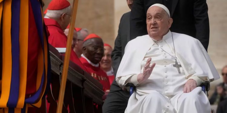 Papa Francisco aparece en la Basílica de San Pedro durante el Sábado de Gloria