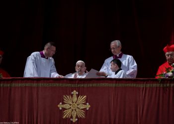 Reaparece Papa Francisco para bendición Urbi et Orbi