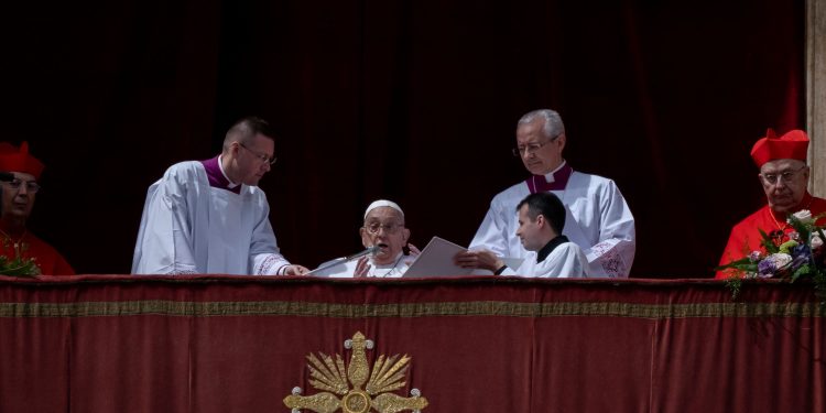 Reaparece Papa Francisco para bendición Urbi et Orbi