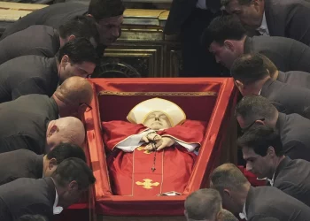 Abre la Basílica de San Pedro sus puertas para que los fieles se despidan del Papa Francisco