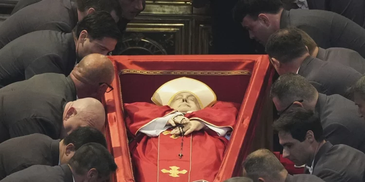 Abre la Basílica de San Pedro sus puertas para que los fieles se despidan del Papa Francisco